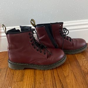 Burgundy boots from Dr.Martens! In good condition not counting the crease!